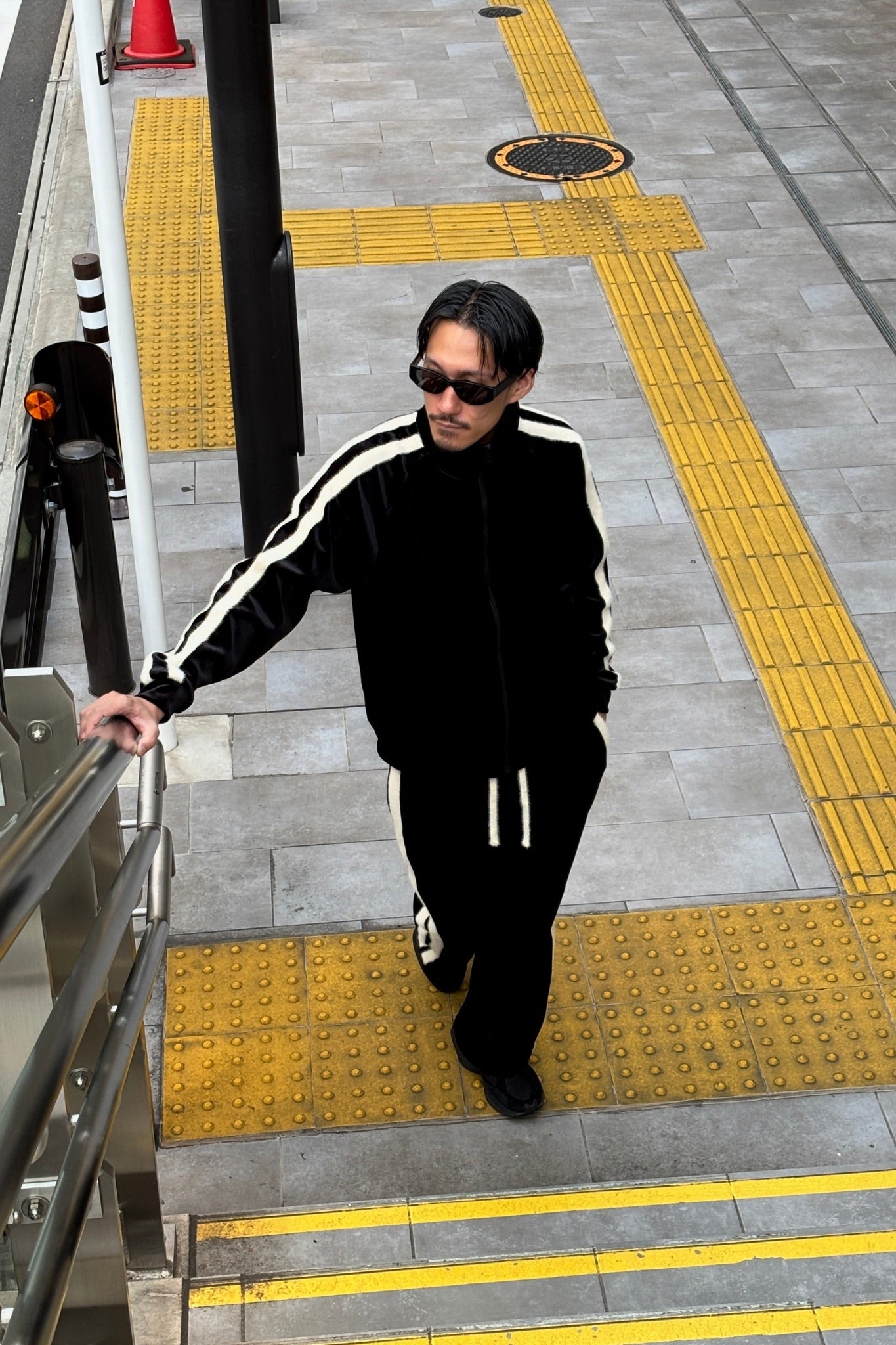 BOLD LINE TRACK VELOUR SETUP/MEN – REVIRAL'